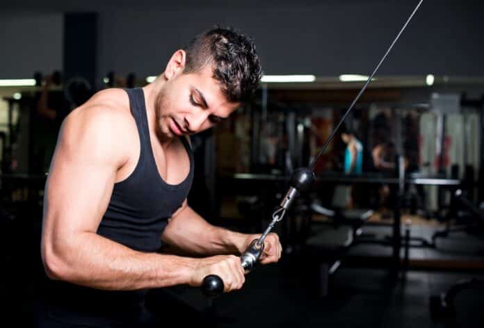 Top 8 des meilleurs exercices de musculation des triceps à la poulie